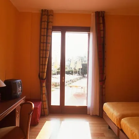 ホテル Ca' Nova ***s ガルダ